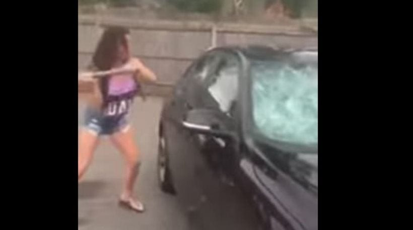 Ανακάλυψε ότι την απατούσε ο σύζυγός και έκανε «γυαλιά-καρφιά» την BMW του με βαριοπούλα (βίντεο)